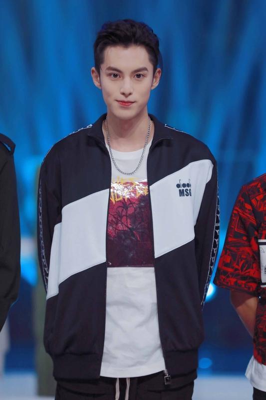 捐10万却让老师代出席！王鹤棣的低调公益，打了多少流量明星的脸
 
“您替我去就