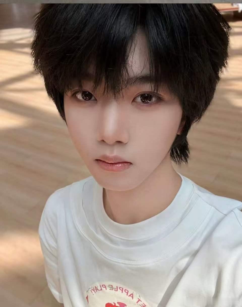 张函瑞穿TFBOYS十周年联名T恤张函瑞穿TFBOYS联名T恤  梦幻联动了，张