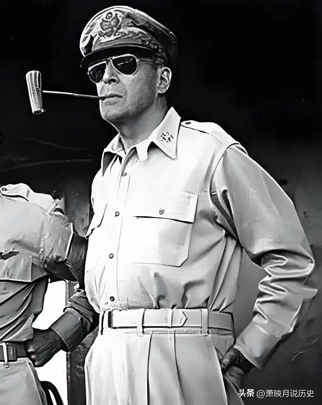 1951年麦克阿瑟离开日本的时候，路边站满了老百姓，有数百万民众自发前来送行，挥