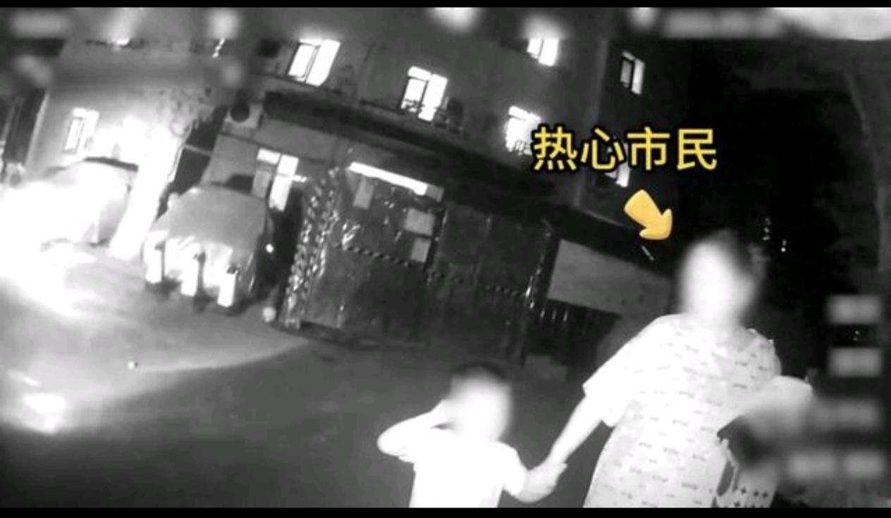 江苏南京，一4岁男童大晚上看到妈妈下楼取快递，他自己跑到街上寻找妈妈，结果自己走
