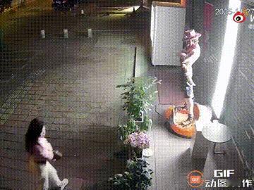 广东惠州一对情侣晚上走路回家时，只因女友看了一眼别人店铺门口的花，男友便想要把花