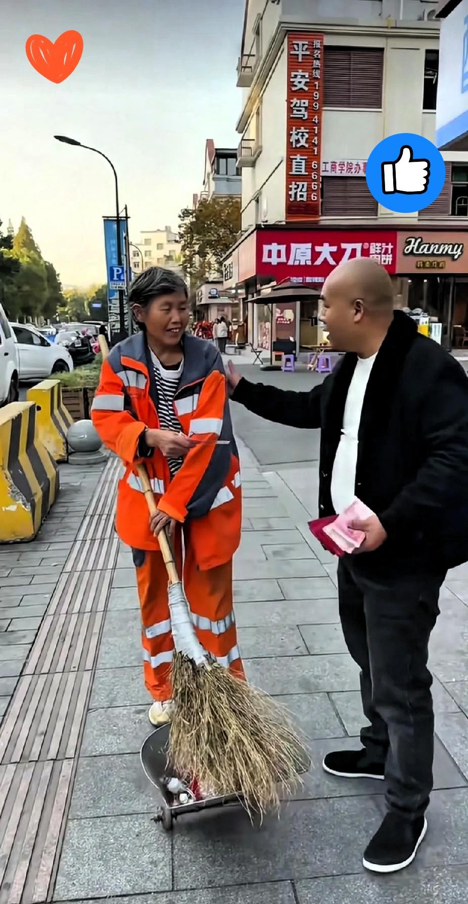 别再说善意都是作秀！

河南太康街头，一位头发斑白的环卫工老人正低头扫街，陌生男