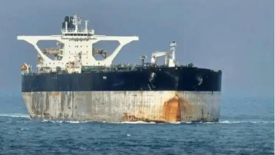 事情闹大了！
俄罗斯交通部通告全球：美军公海强行登船，“马里涅拉号”油轮随后失联