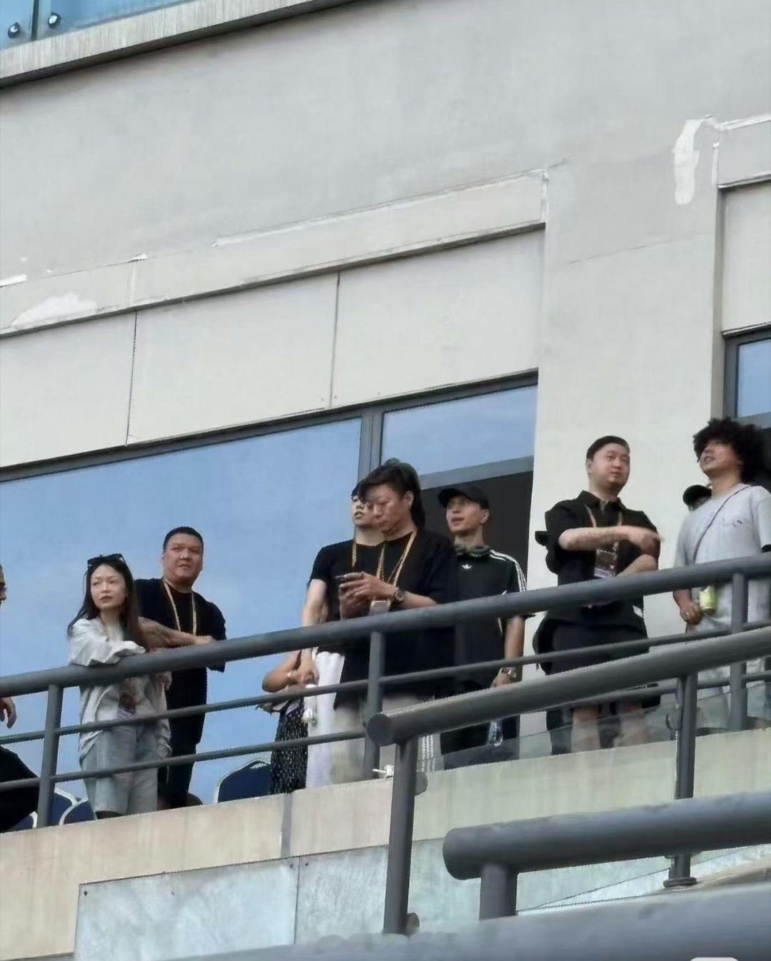们严PD人太好了还邀请了underdog的队员来看演唱会！严浩翔邀请新说唱队员看