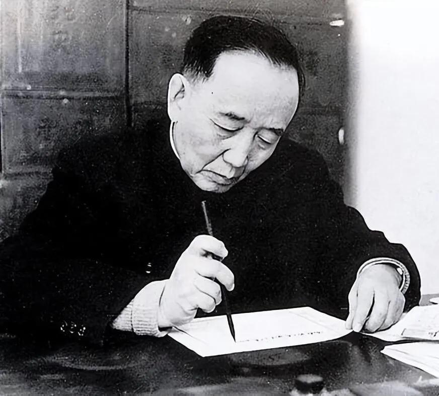 “什么玩意儿！这也太丑了！”1912年，郭沫若从国外留学归来，满怀期待地准备迎娶