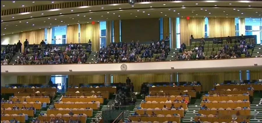 他在联合国演讲，座下空荡荡的……
