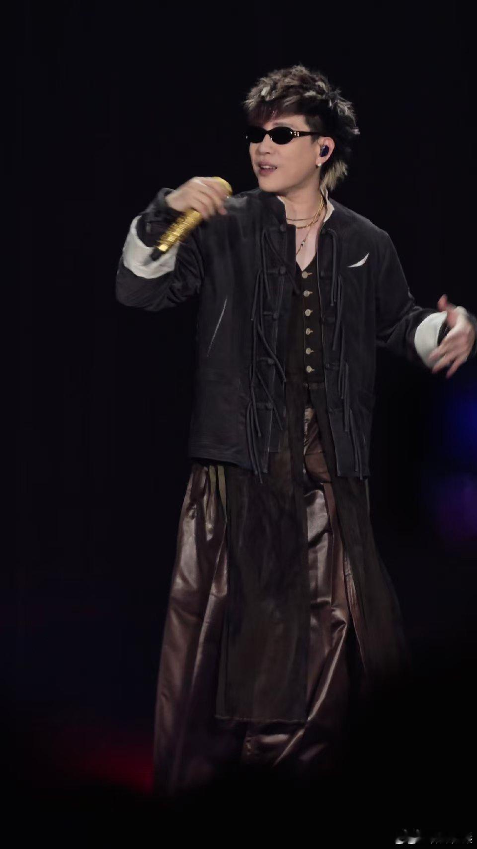 歌手直播李玖哲 音准歌手2026和胡彦斌同台演唱《偏爱》，直播现场环境复杂，出现