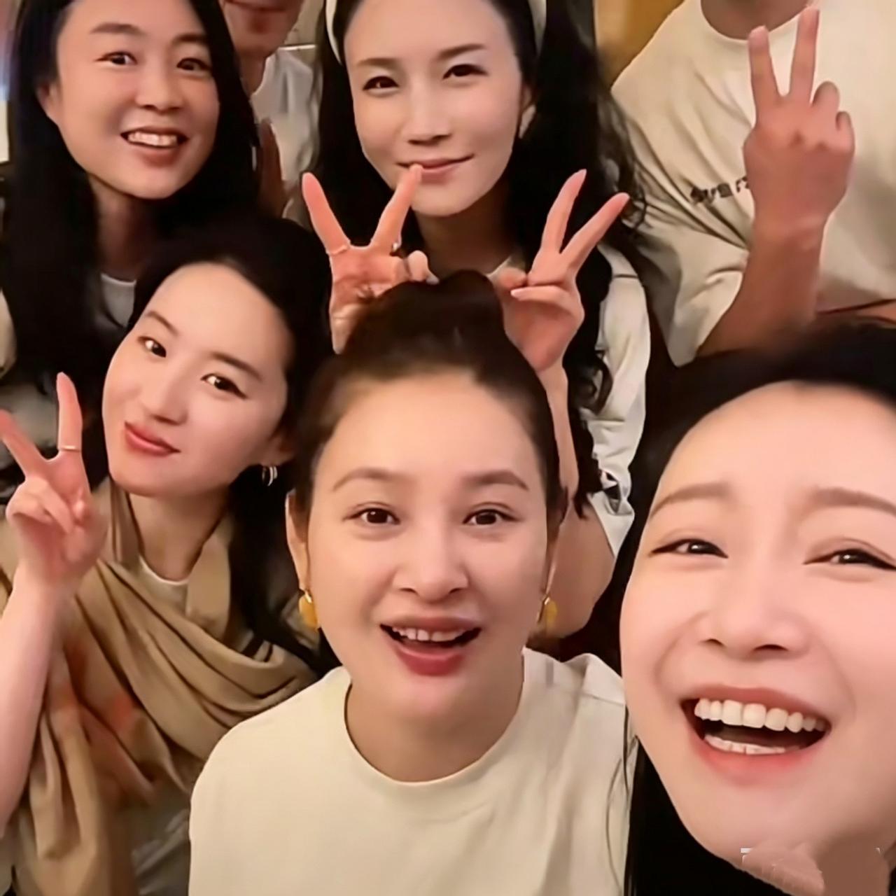 刘亦菲素颜现身北电同学聚会，简约穿搭惊艳全场
 
北电毕业二十周年聚会，刘亦菲低