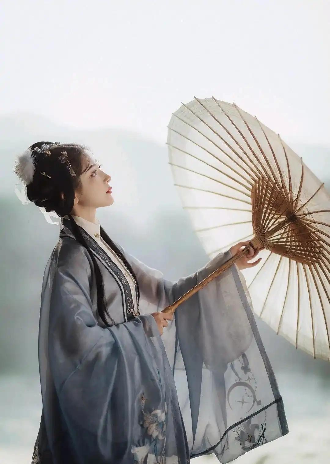 清朝毗陵人冯佩伯，偶遇一群女子，夜晚辗转难眠。窗外传来弹指之声，他从窗隙窥望，只
