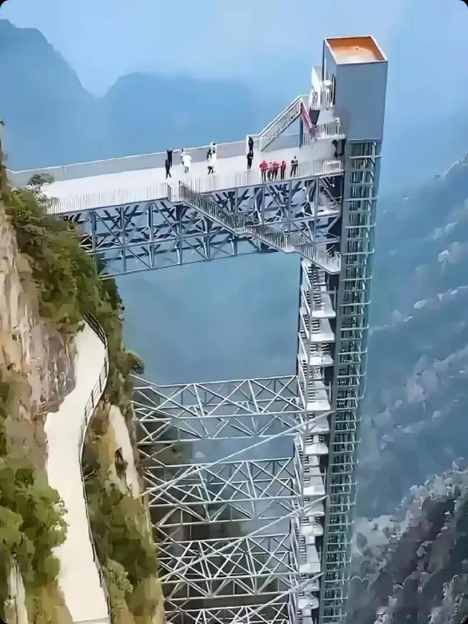 法新社竟然夸咱们了！

8月22日，法新社破天荒发了篇报道，夸咱云南山里一部电梯