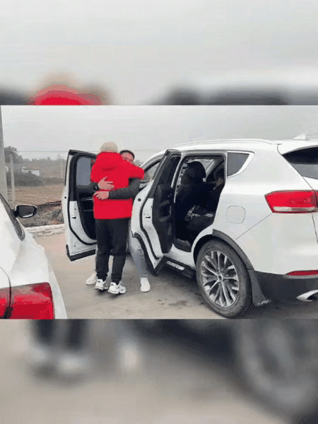 湖南高速服务区上演春运暖心名场面。弟弟驱车30公里为返乡哥哥送上热饭，兄弟相拥蹦