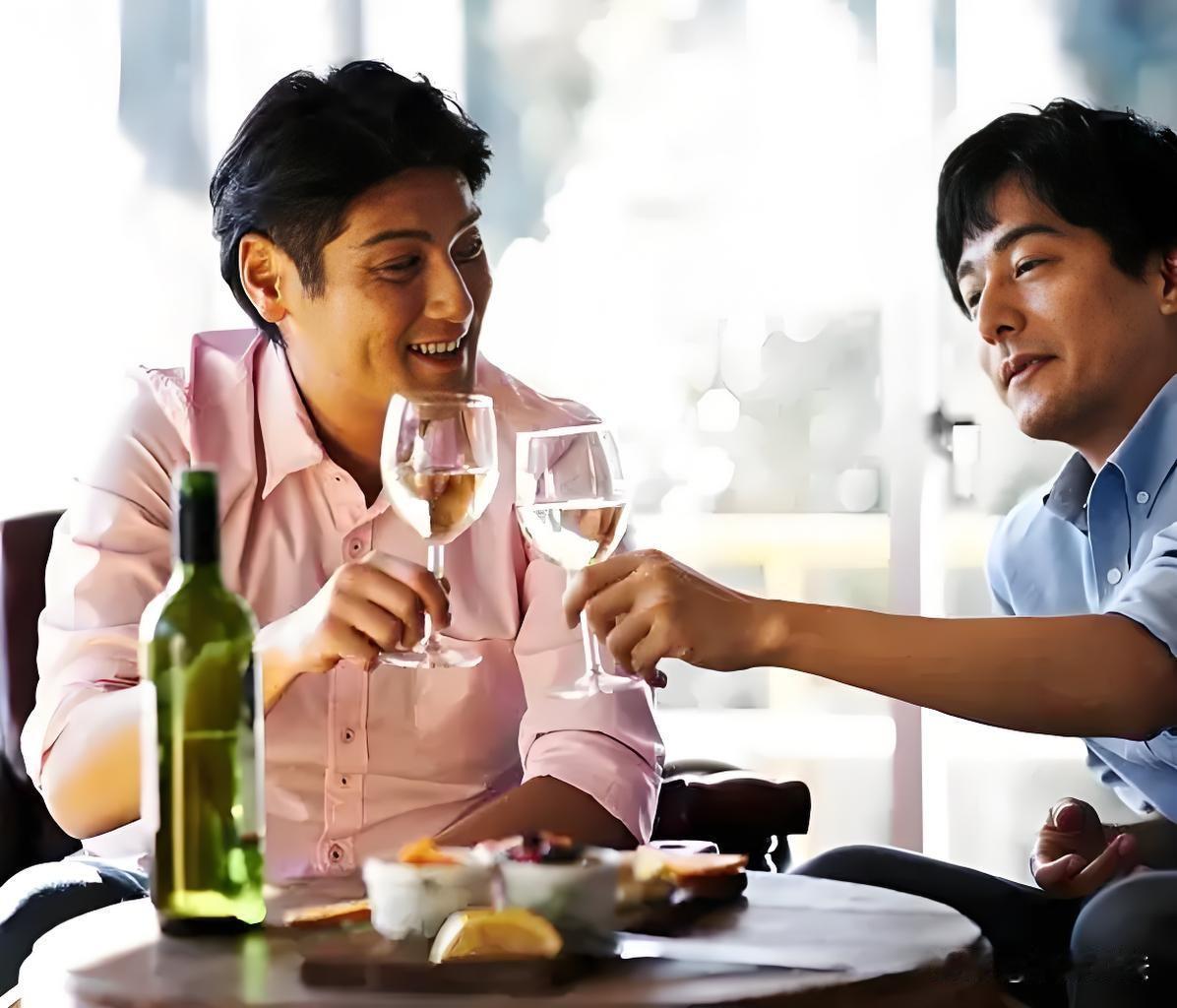 “又讹！”山东青岛，男子下班后和门卫在厂区门卫室喝酒，2小时之后，门卫骑电动三轮