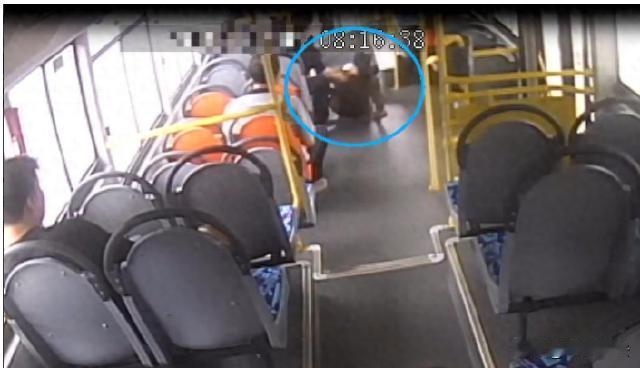 北京顺义，赵某乘公交扫码付款时，公交车忽然启动，导致赵某意外摔倒，住了一个多月院