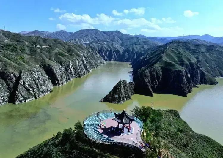 由于黄河上游连续遭遇罕见强降雨，9月25日，位于刘家峡水库黄河洮河交汇处，浑然一