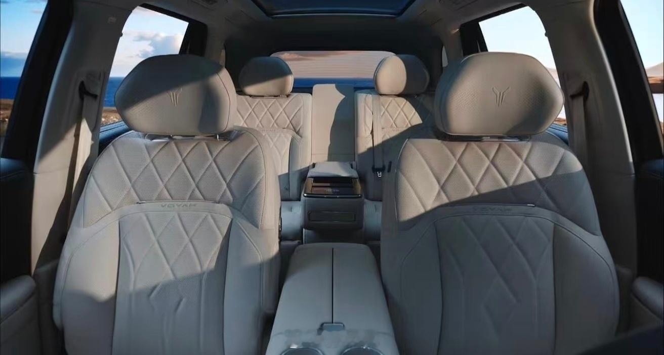 车企发布会现场狂发888杯奶茶岚图泰山X8长宽高5200mm、2025mm、18