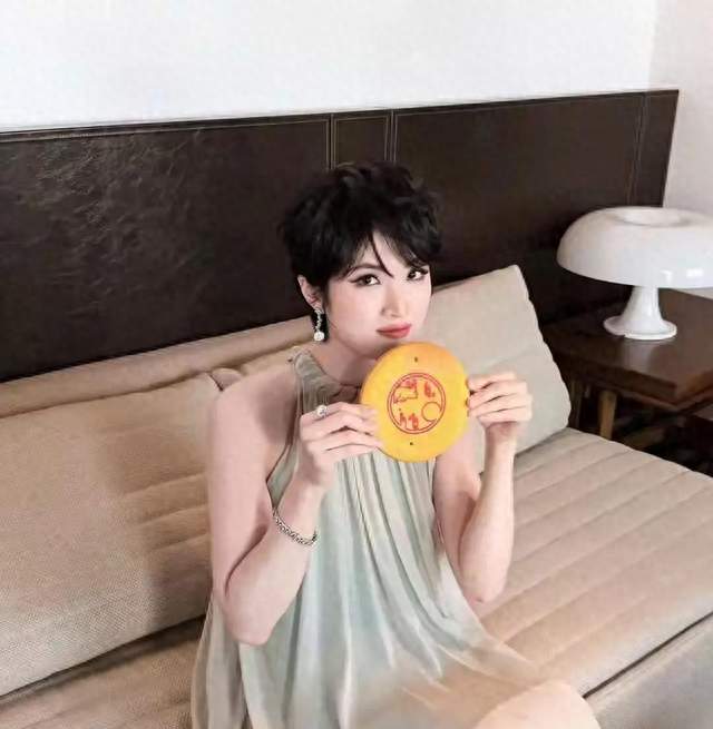 姚安娜中秋晒美照，超大流心月饼掰开疯狂拉丝，看着都流口水