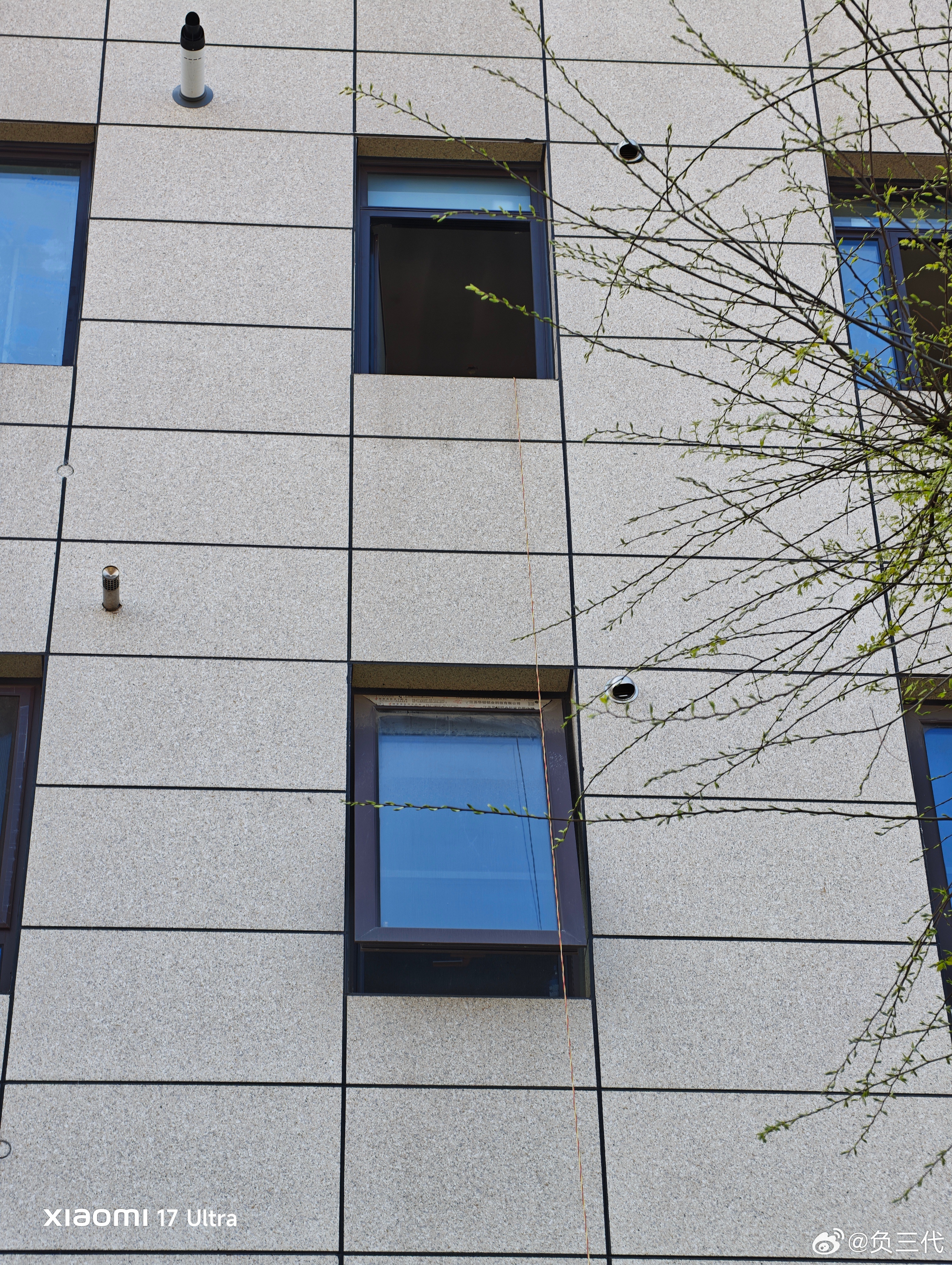 刚出门在小区走了几步，这场景我惊呆了。4楼飞线给他的五菱宏光充电…