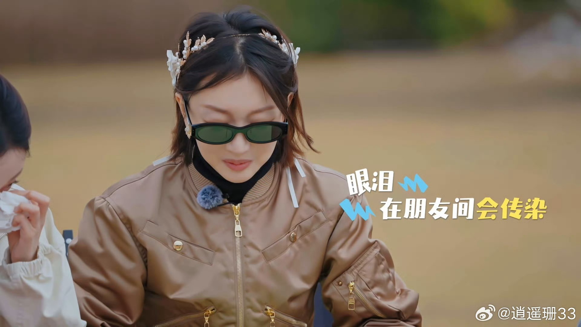  墨镜藏不住周冬雨爱女的眼神 周冬雨眼底满是宠溺暖意，墨镜遮不住温柔星光，满满母