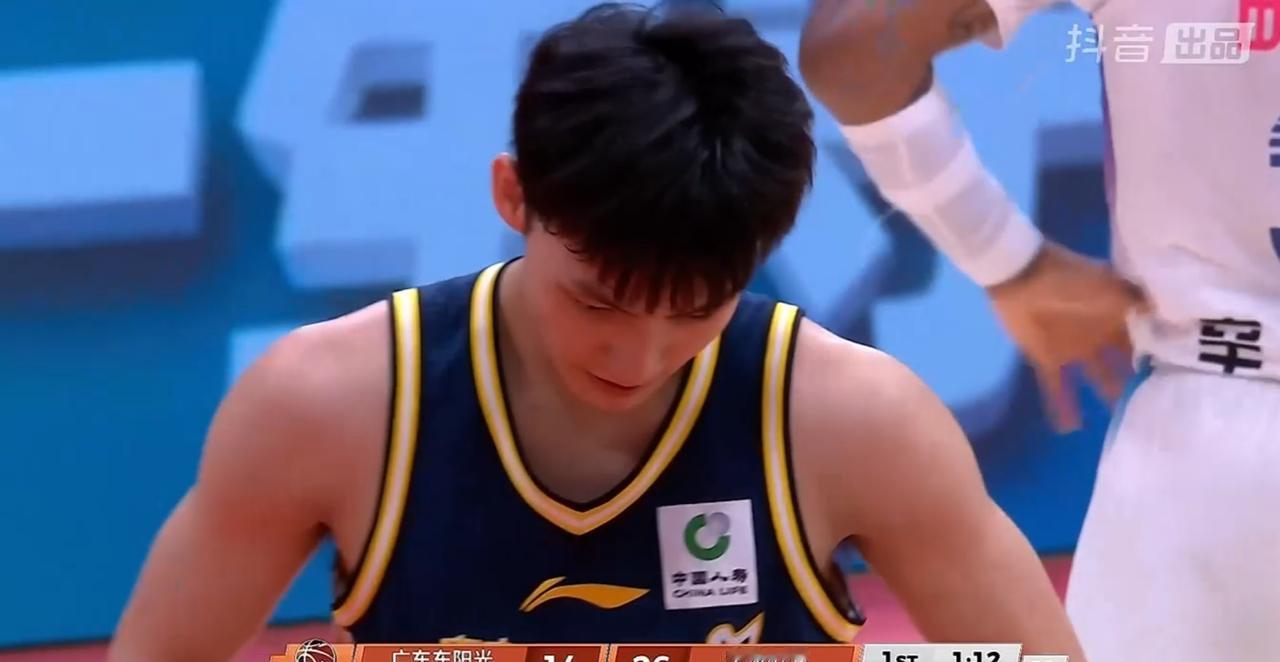 果然制约徐杰表现的是杜锋么？今晚杜锋拉肚子了，广东队又助理外教指挥，外教显然对徐