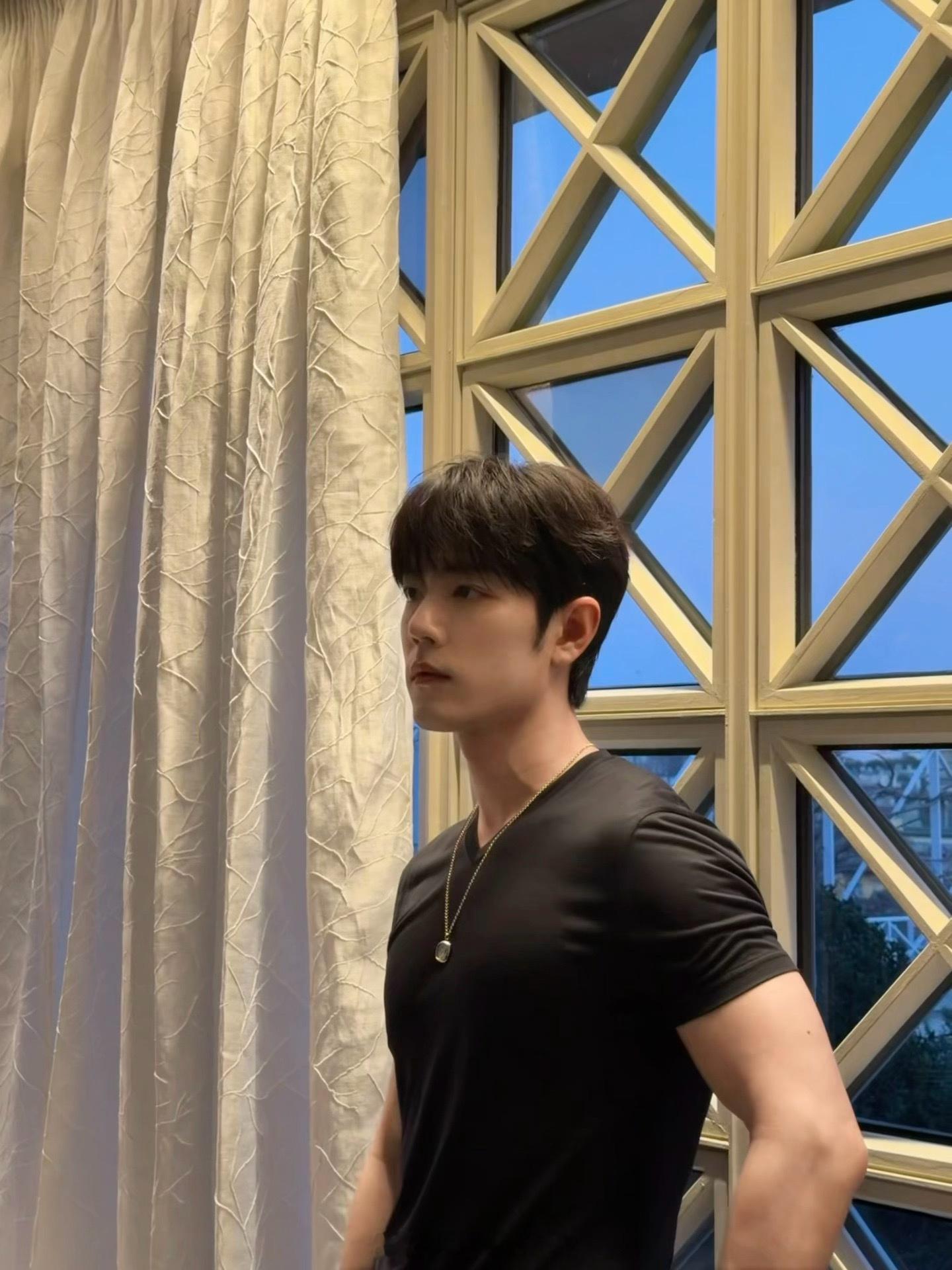 肖战男模巨星双重气场加持纳尼？这是同一人吗？ 