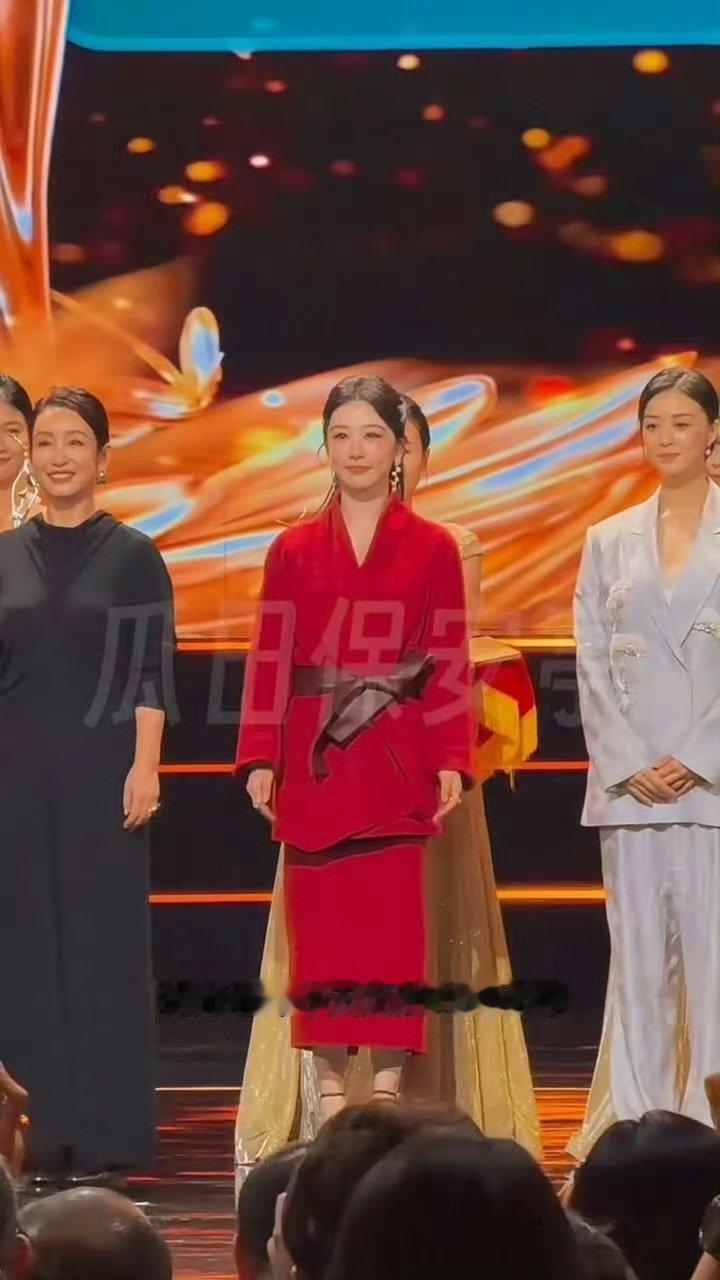 杨紫金鹰奖晚宴路透生图🈶，视后好美[爱慕]杨紫杨紫[超话] ​​​