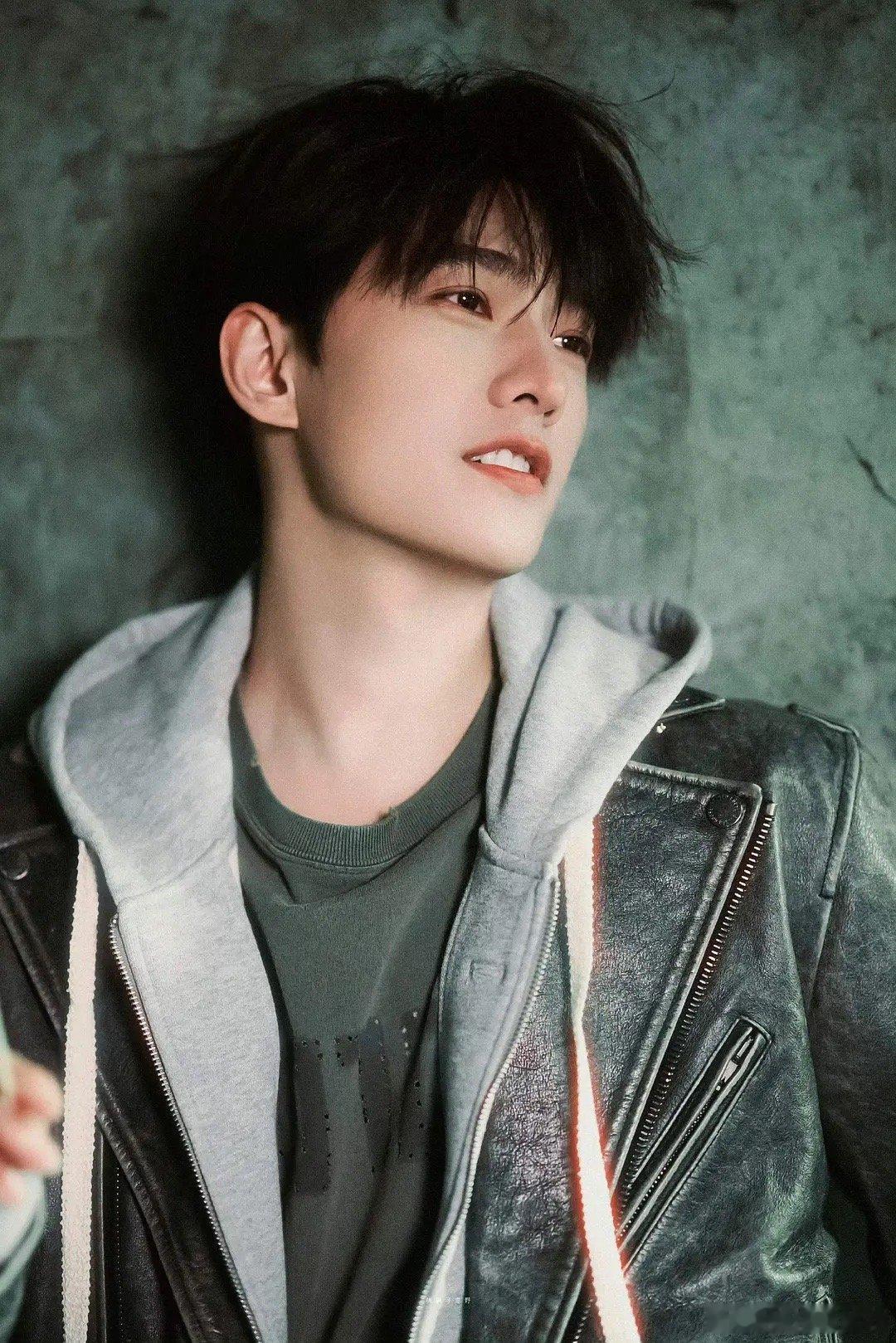 看看杨洋，人果然不能一直上班呀14年拍张起灵，18年拍叶修，今年还是长那样！这状