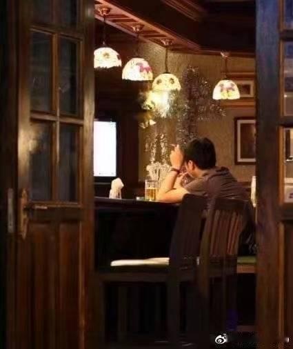 塞鸿秋·五一宅家
山河尽可屏中眺，
欢娱不待酬佳节闹。
兴来卧看云千峤，
闲来漫