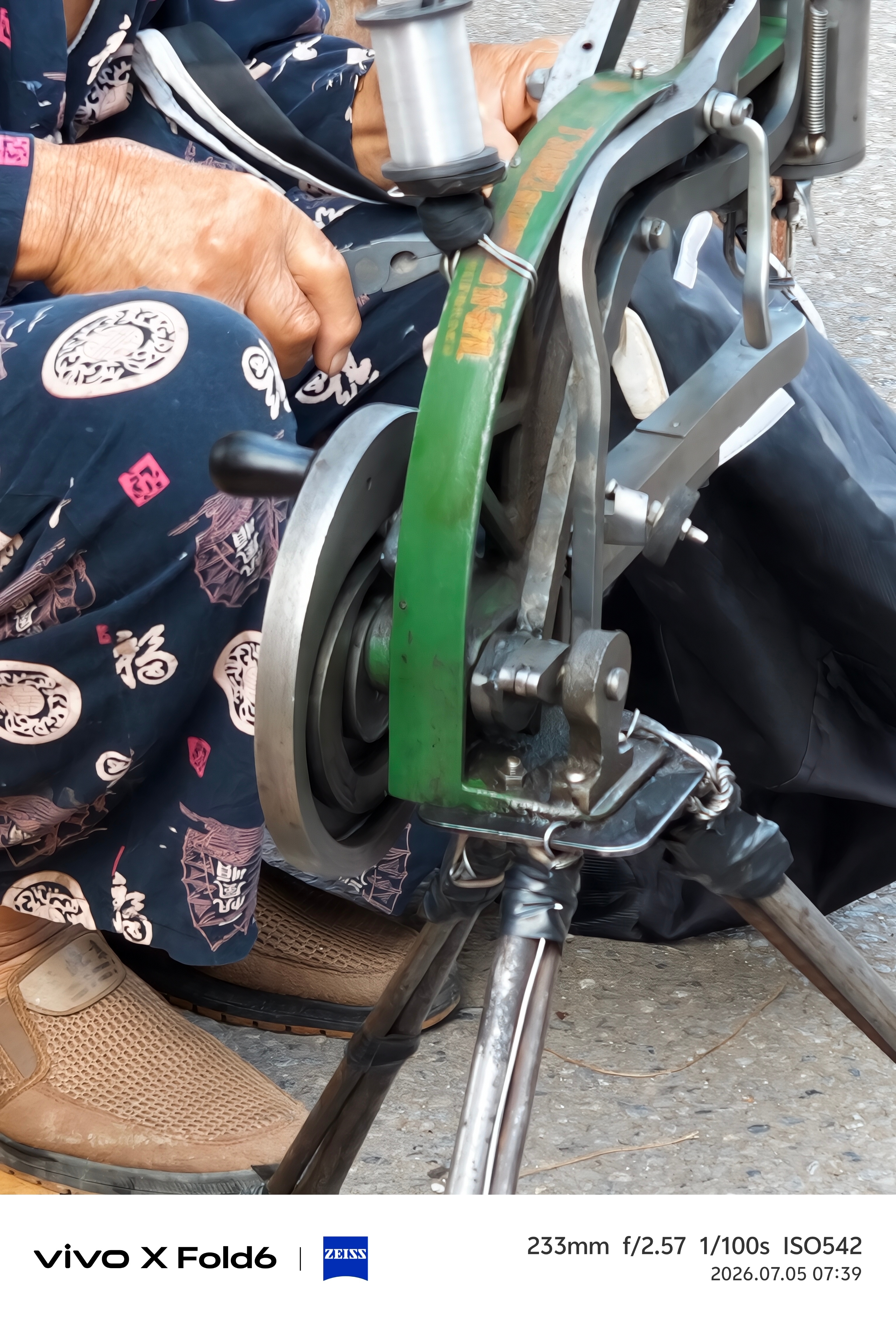 来街上赶场，图里的这个设备现在的年轻人见都没见过，不知道啥名、至少 50 年历史