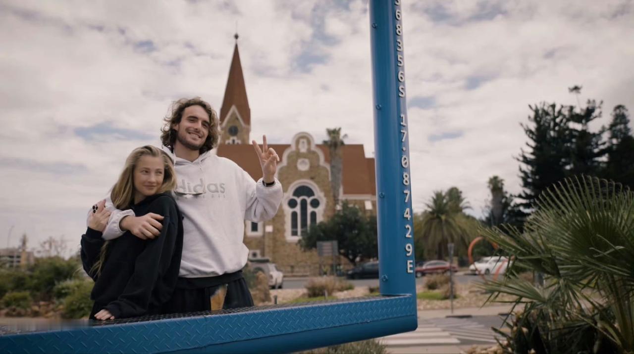 西西帕斯发和新女友克里斯汀一起在纳米比亚旅行视频，很甜蜜的旅行日常。新女友曾是大