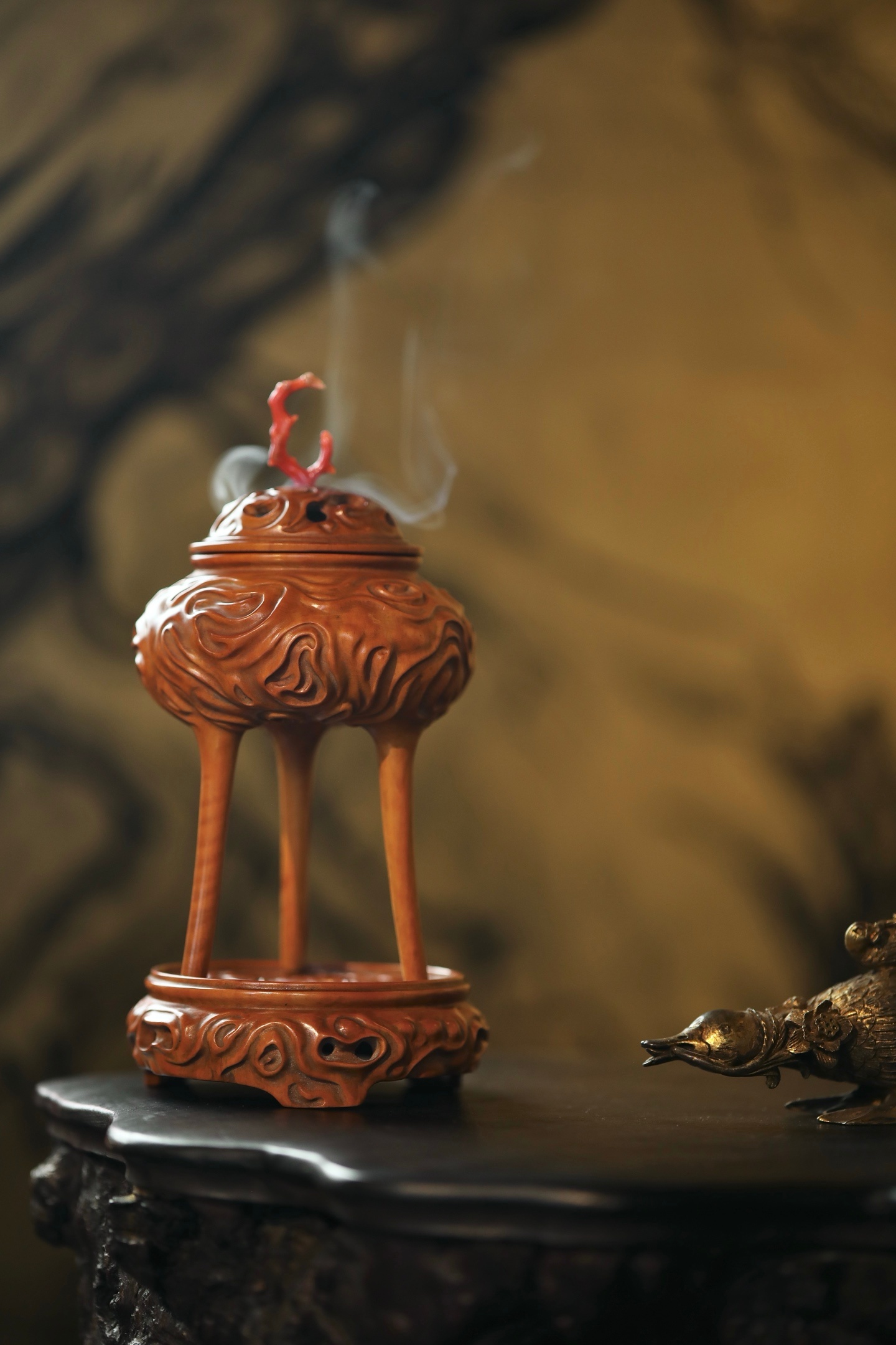黄杨木仿古 | 三足香炉随其之态下承三足，观烟丝自器盖镂空处袅袅升起，盘旋而上，