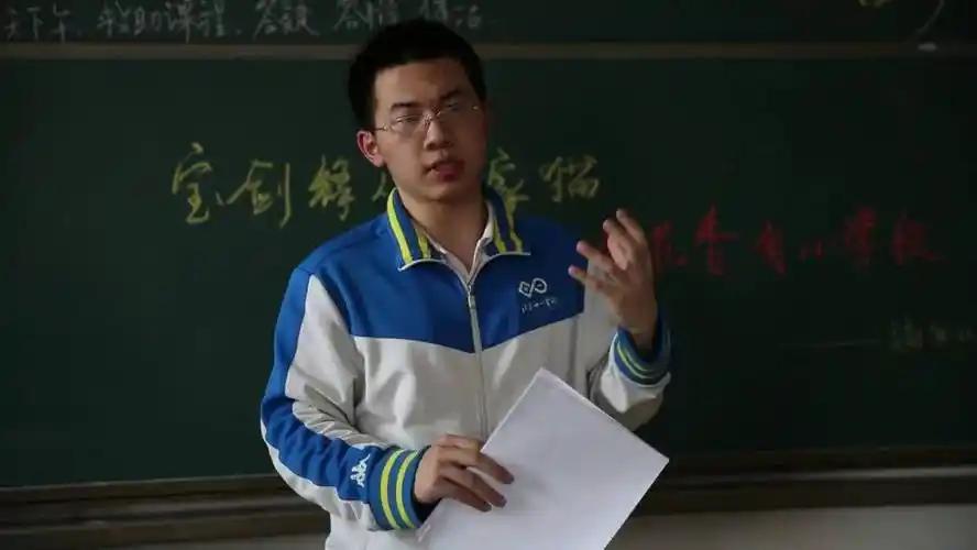 这个少年高中三年不交作业、上课打游戏，却控分压线考上北大。
高考考场上，一个海淀
