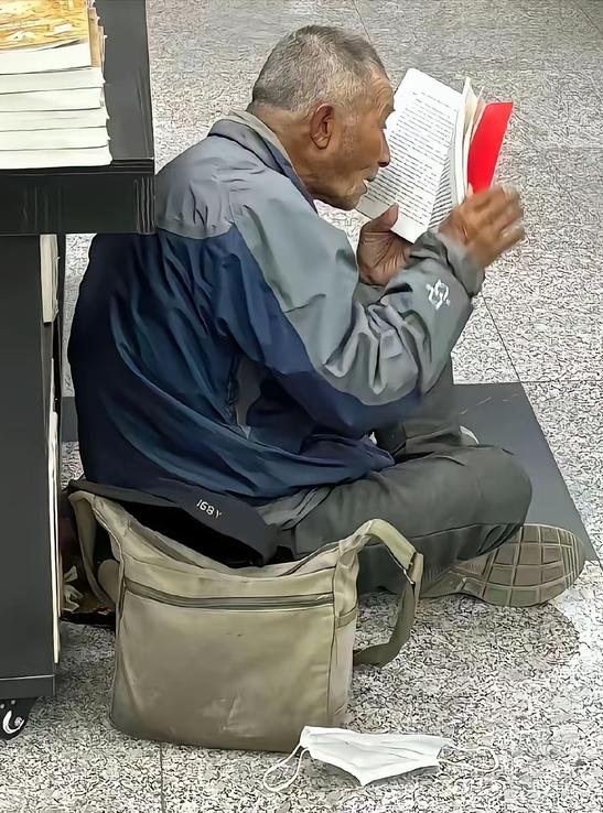 他每个月有5000多元退休金，原本可以在家安稳养老，可他退休后坚持拾荒十余年，从