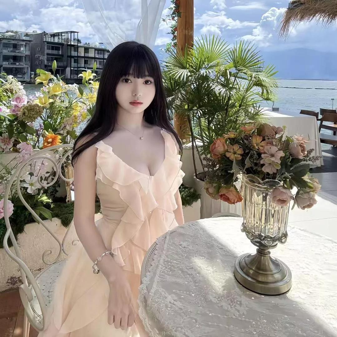 阳光下的少女，梦幻的粉色连衣裙，花海中的优雅姿态阳光白裙少女 白裙少女感 粉色气