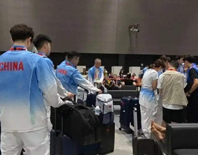 脸都不要了?日本亚运会翻车!国乒被困机场、韩国男篮逃离集装箱