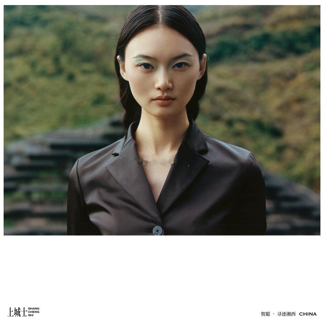 贺聪登✖️《上城士》7月刊封面，以湘西山水为天然秀场，演绎“途中风物”主题的东方