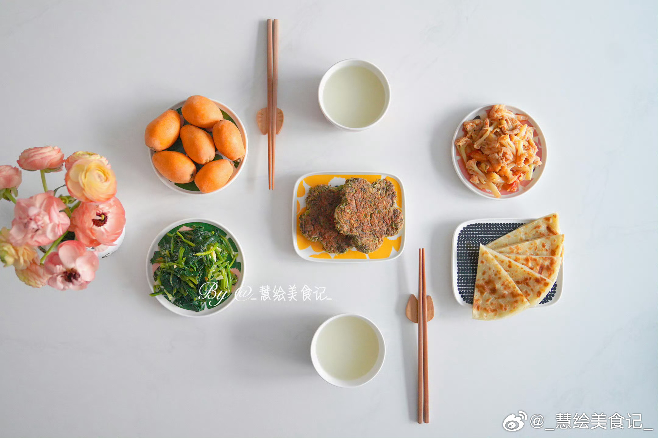 周二早早餐香椿鸡蛋饼、番茄花菜、凉拌菠菜、家常饼、米粥、枇杷~我的美食日记