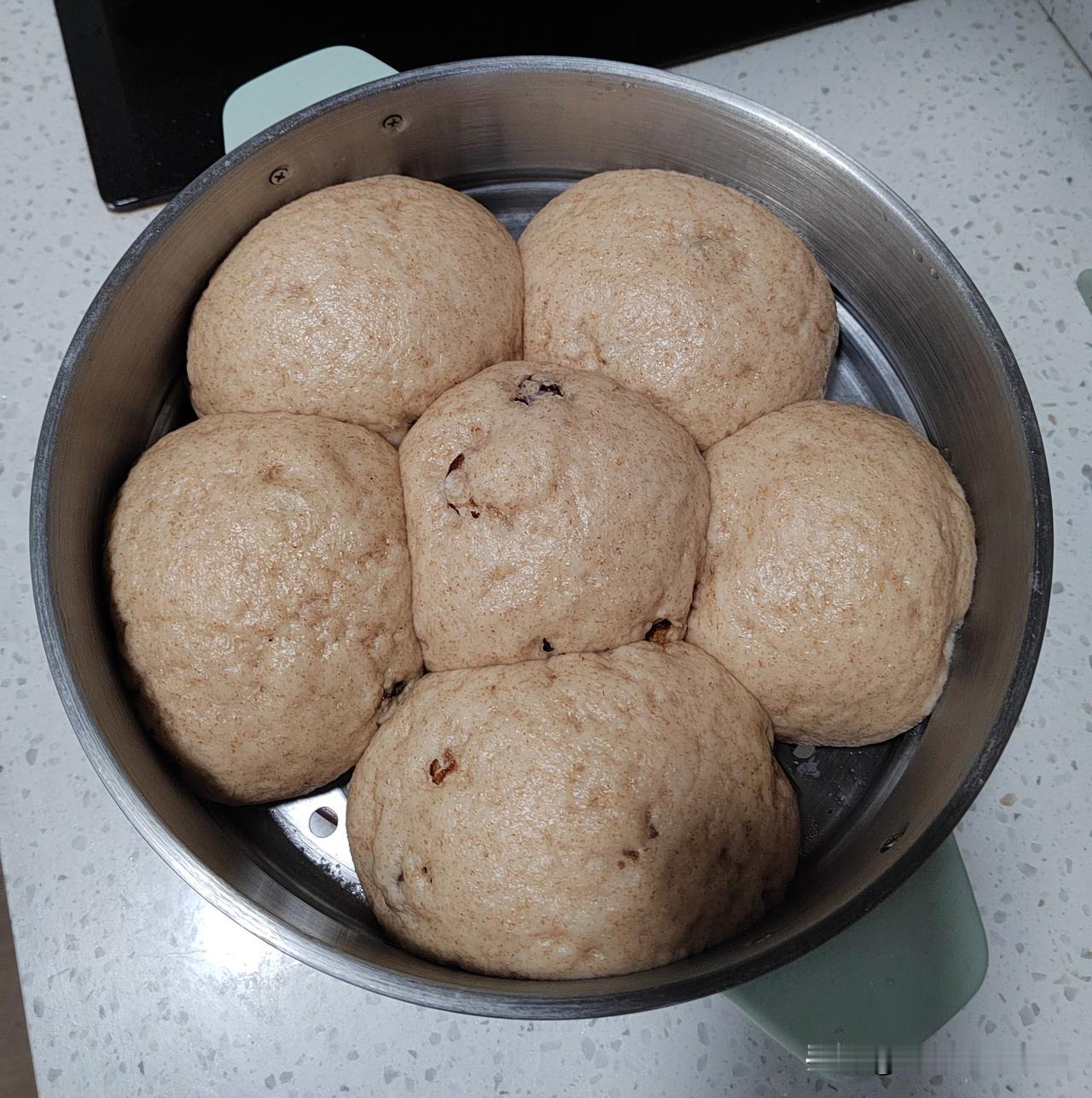 我是一个地地道道的东北人，生在黑土地，长在黑土地，一日三餐，离不开了面食。

一
