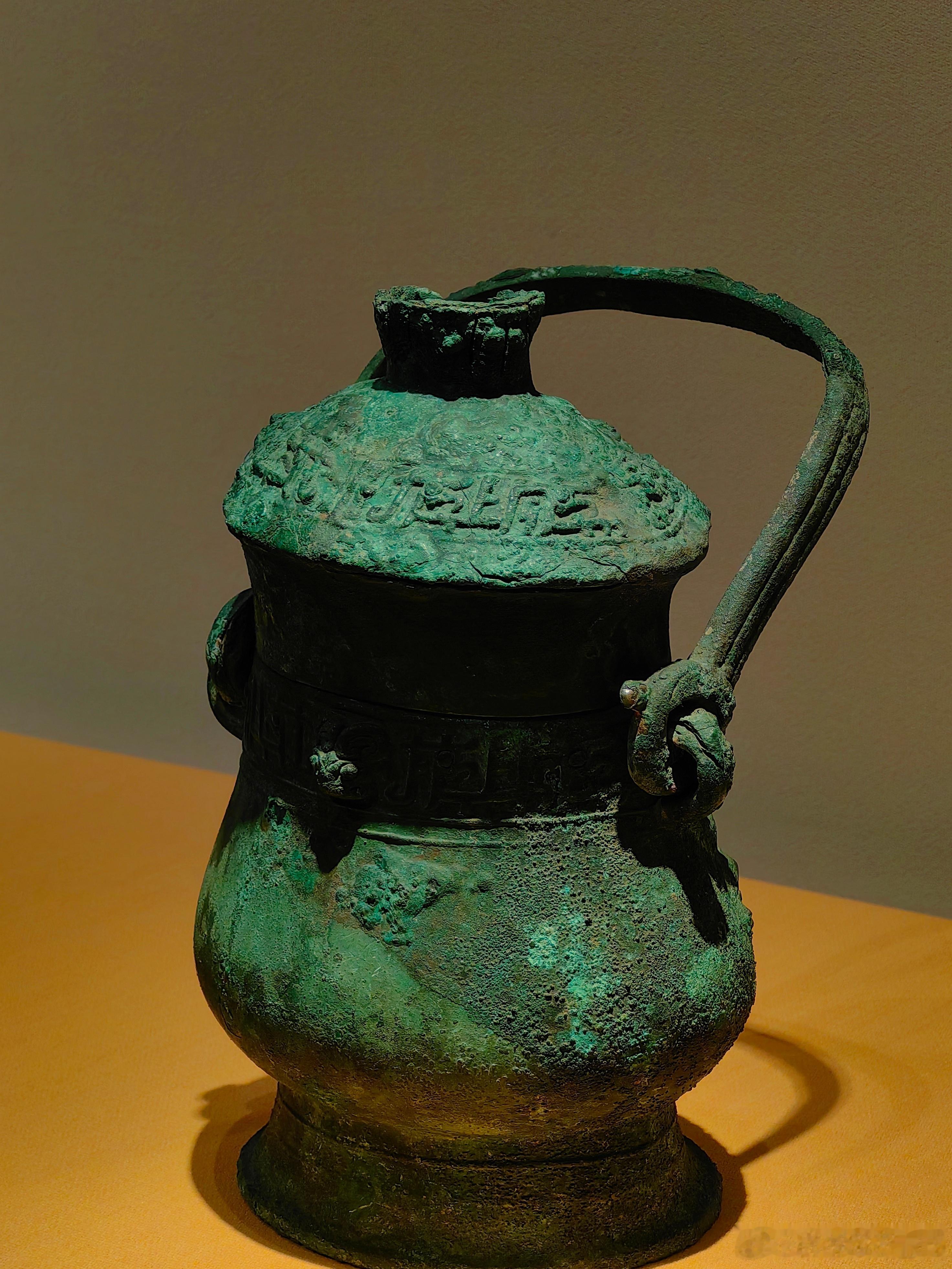 毓祖丁卣商 （公元前1600-前1046年）故宫博物院藏是商代青铜卣的经典形制代