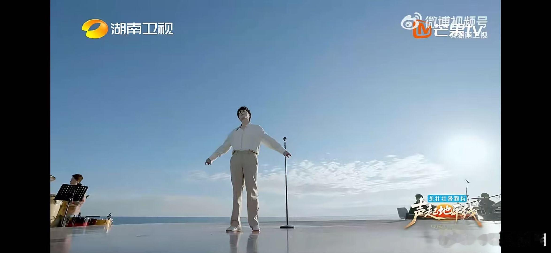  第一次见这么活泼的蔡程昱声起地平线跟着欢快节奏轻轻舞动，这样活泼的蔡程昱真的让