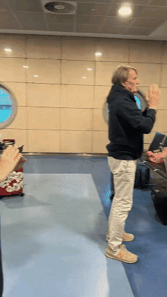 这就是中国文化的魅力！近日埃及开罗机场，因为飞机延误导致数十位乘客被限制机场，就