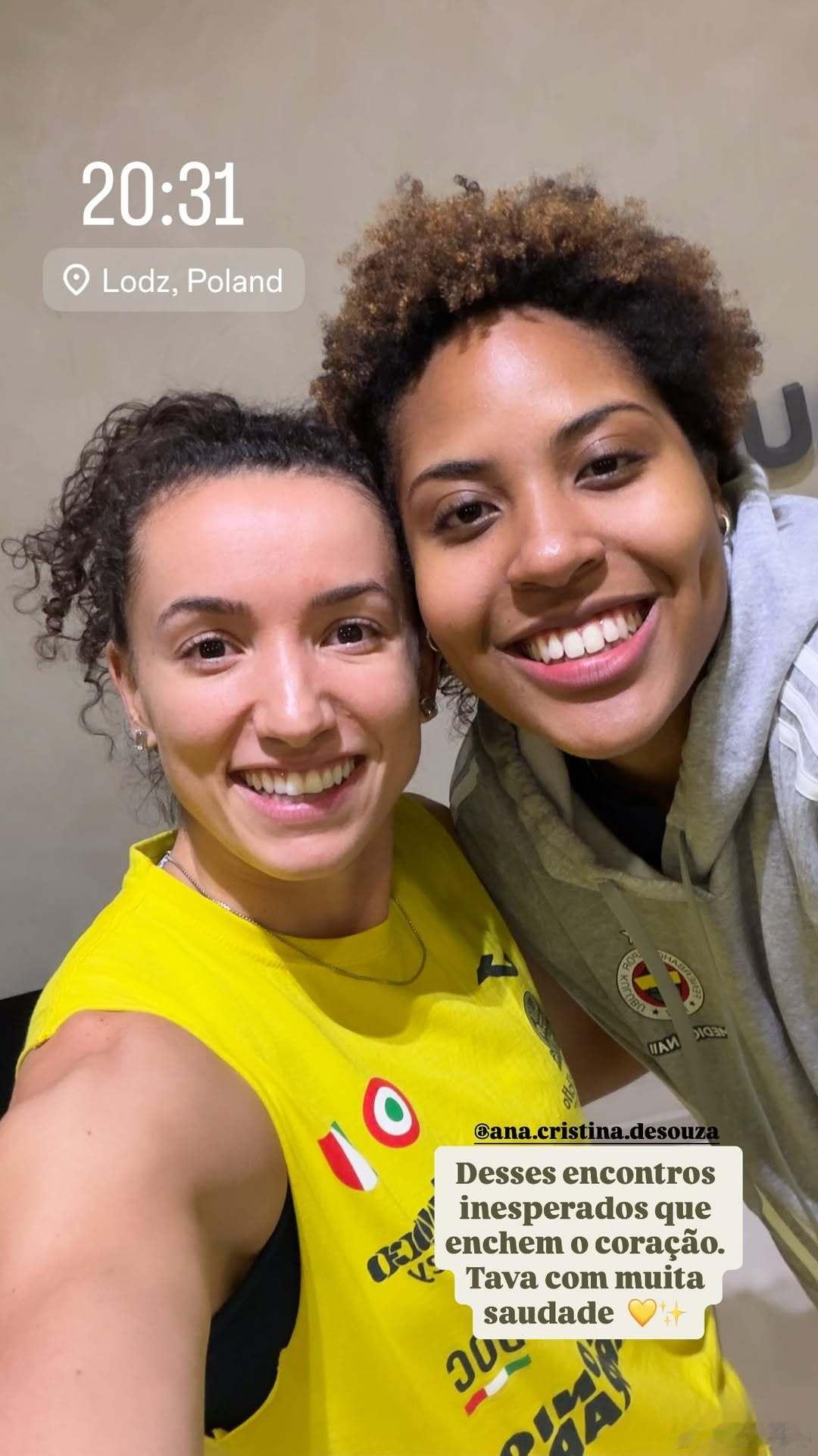 安娜与加比在波兰合影世界女排新闻