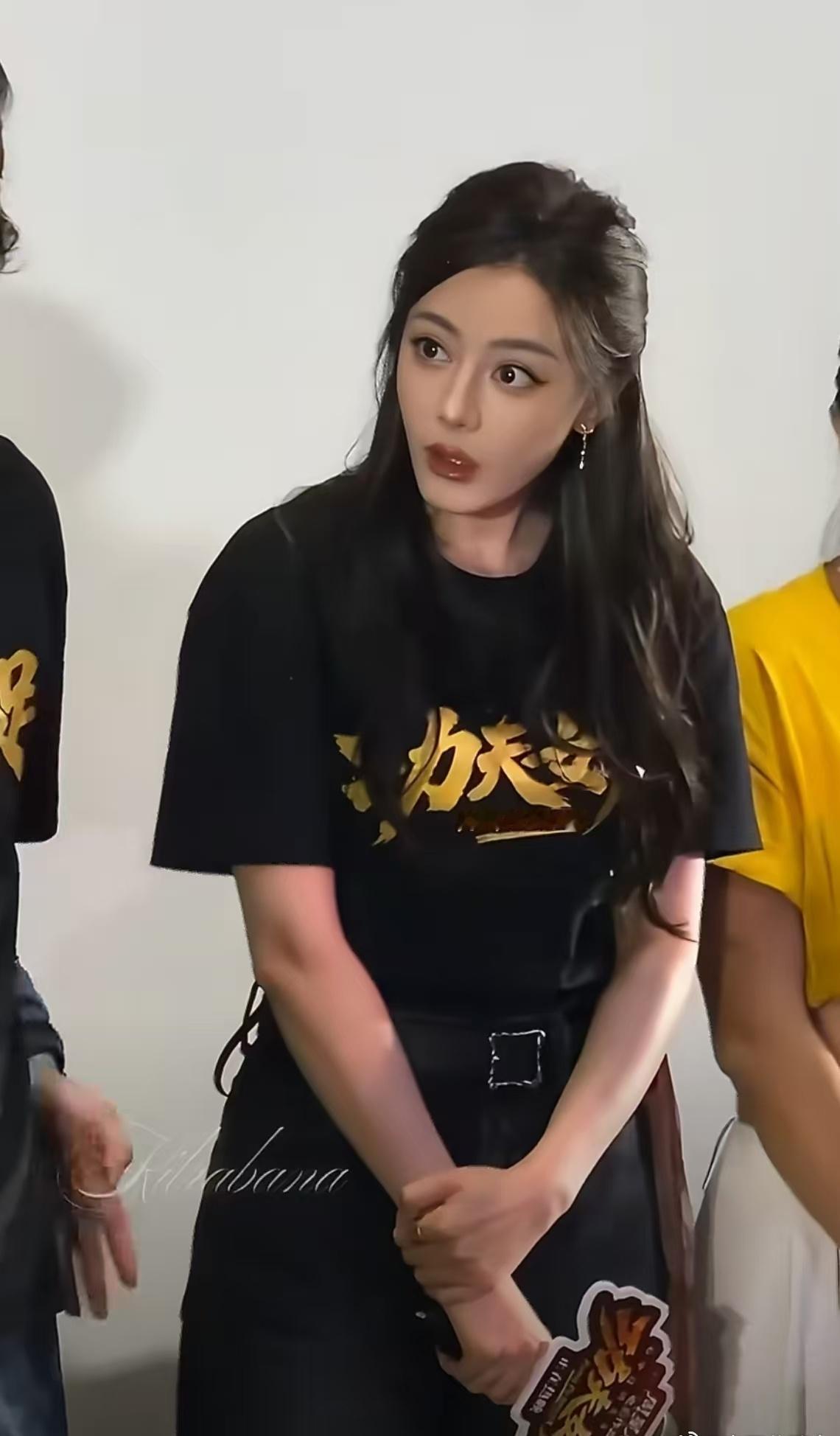哈哈，短短几秒，从惊讶到吃瓜的表情太真实了！
主持人一句“星爷女儿来了”，热巴当