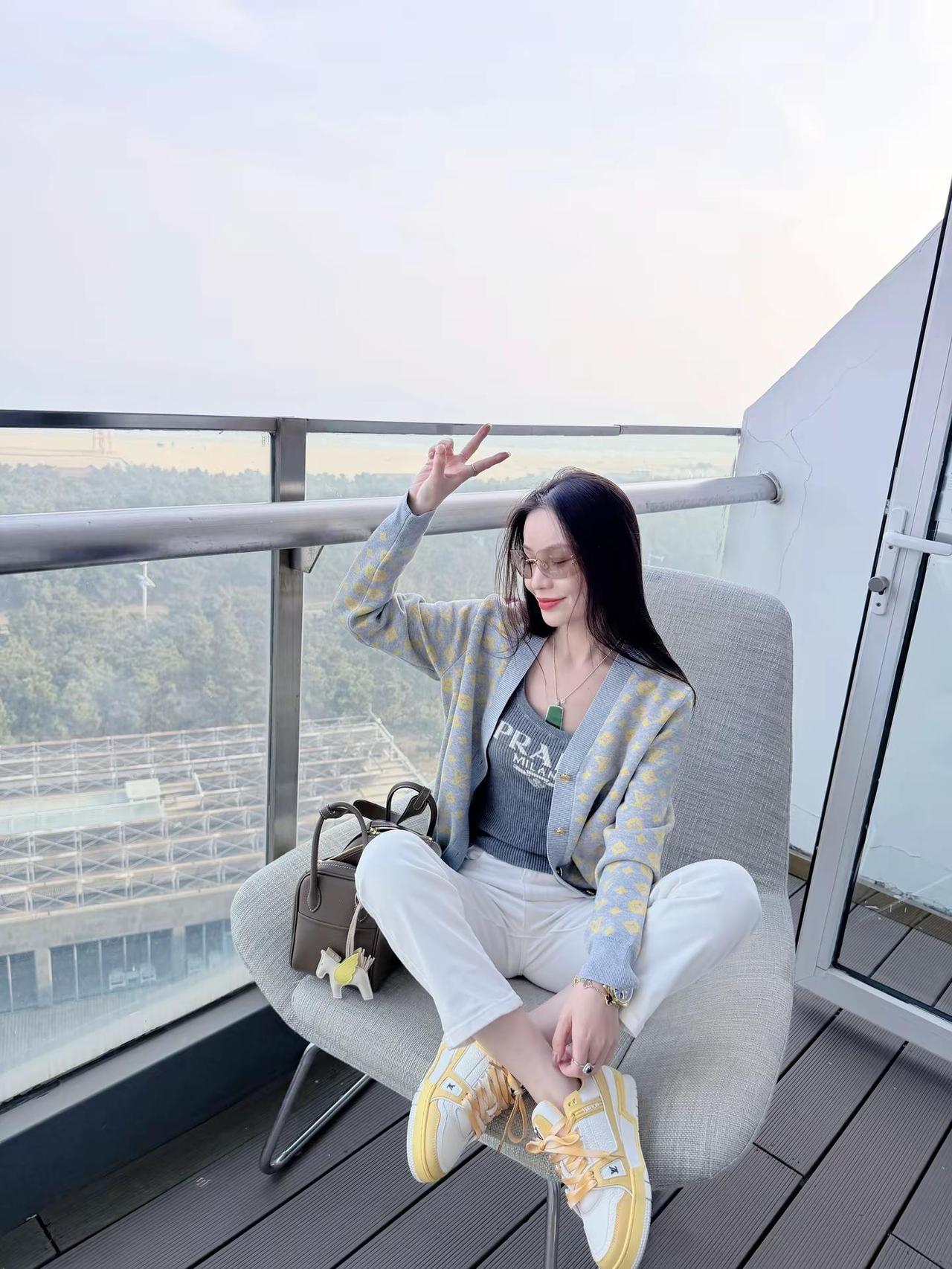 早春小白裤穿搭  青春活力感