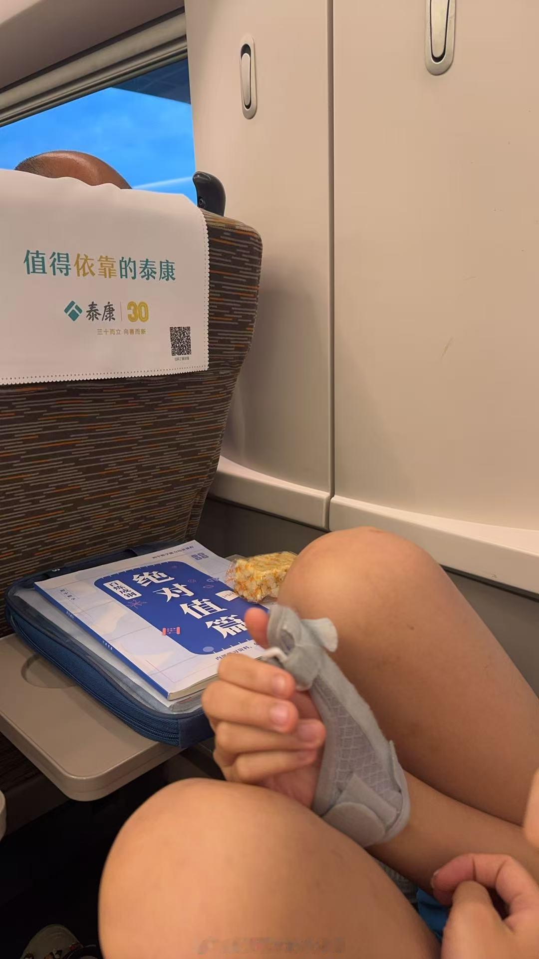 心疼这娃大拇指骨折护具带上依然参加比赛下午上完课立刻动身妈妈特意改签最晚的高铁班