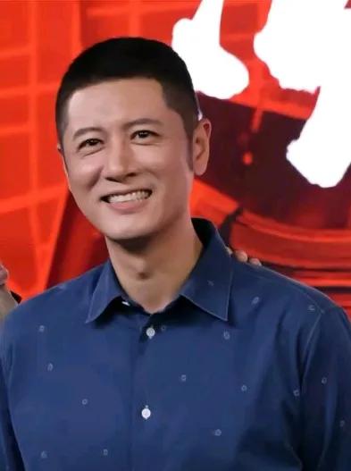 他永远那么帅，永远那么年轻，多少年前看到他就这样，现在还这样，唯一改变的是越来越