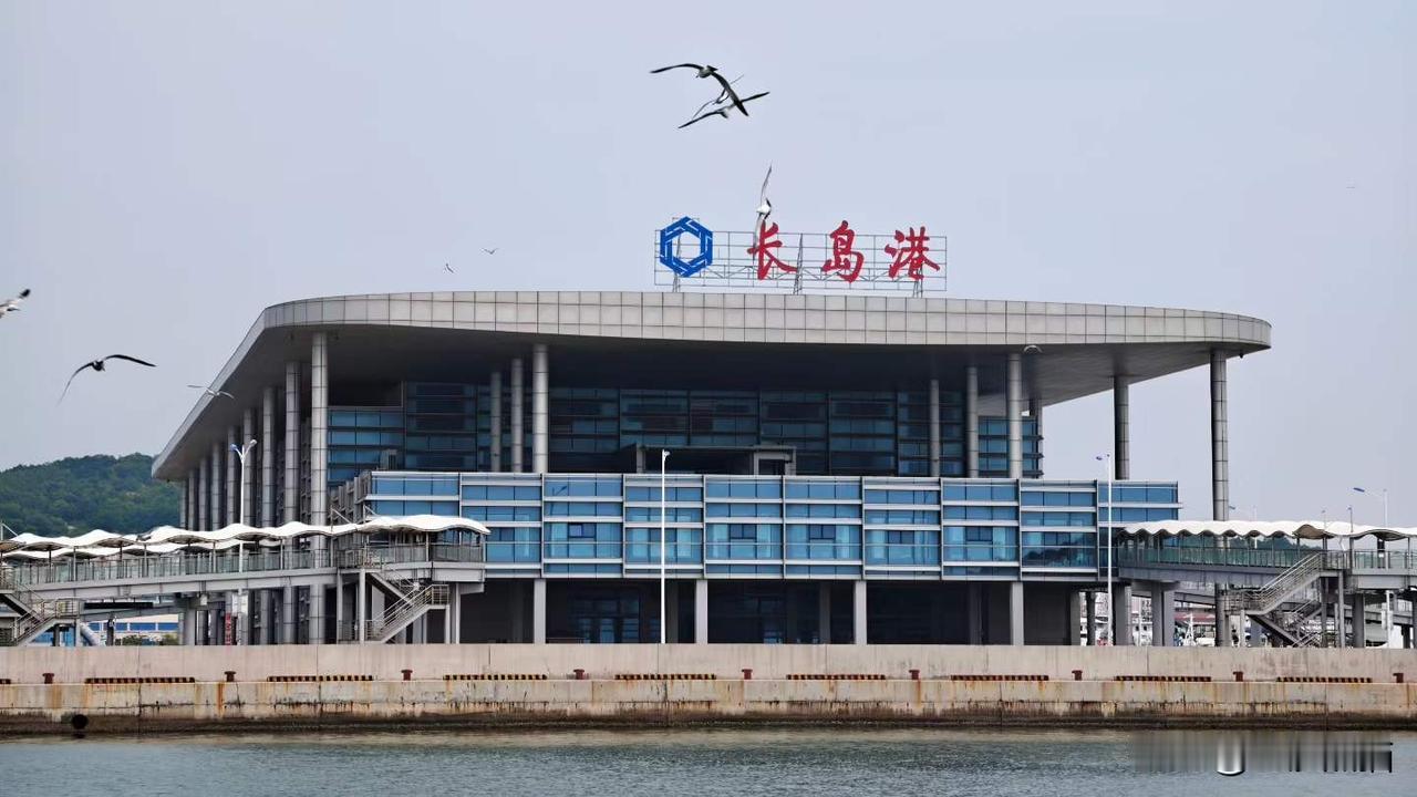登蓬莱南北长岛，看黄渤海分界线。
图文：成都市摄影艺术家协会   乔建文
城市观