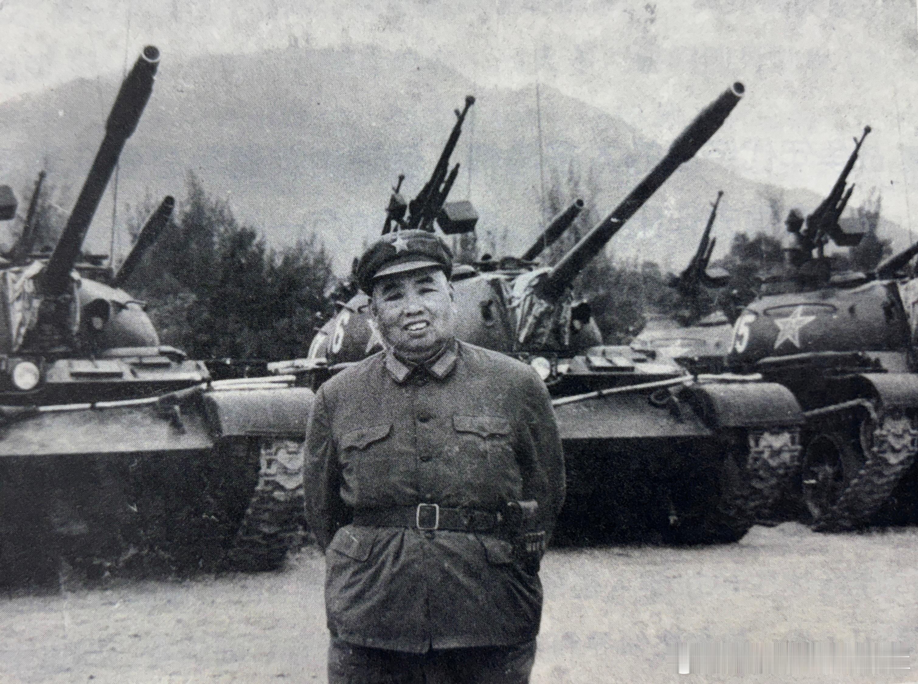 70年代广州军区司令员许世友视察某装甲兵部队