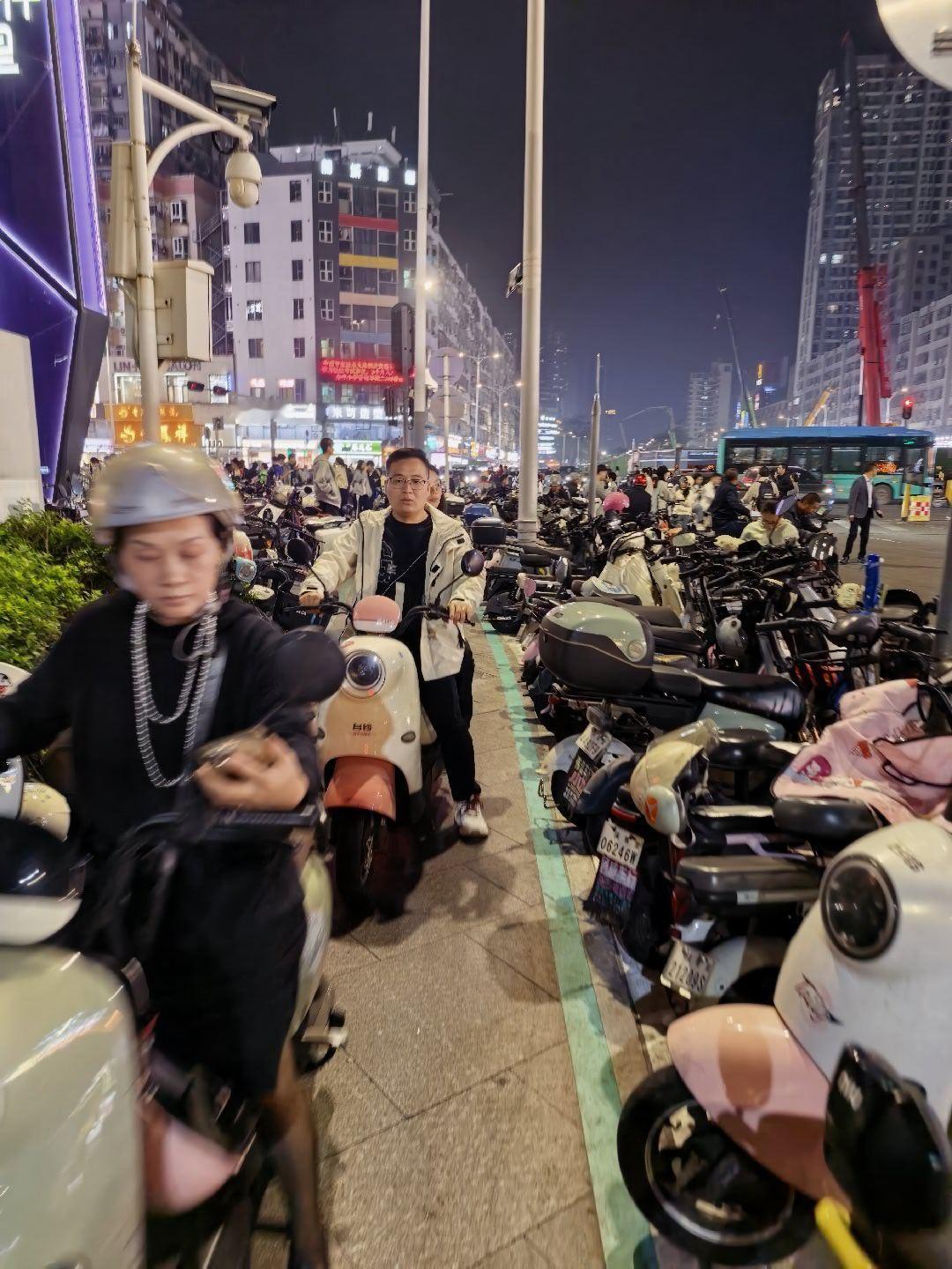 宝安这电瓶车和自行车真的是恐怖啊，咋这么多呢！而且很多乱骑，随便闯红灯，还有直接