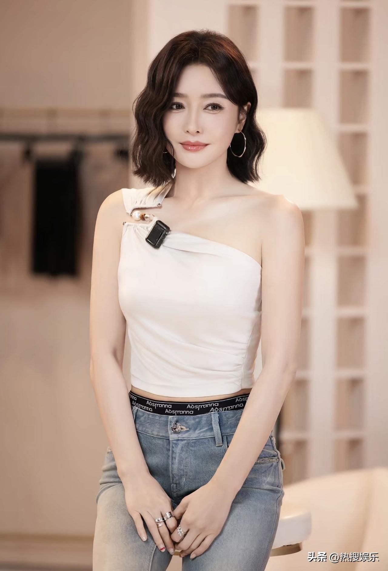 秦岚
还没结婚
她真是不显老，越活越年轻了，不仅年轻而且还越来越有韵味了

目前