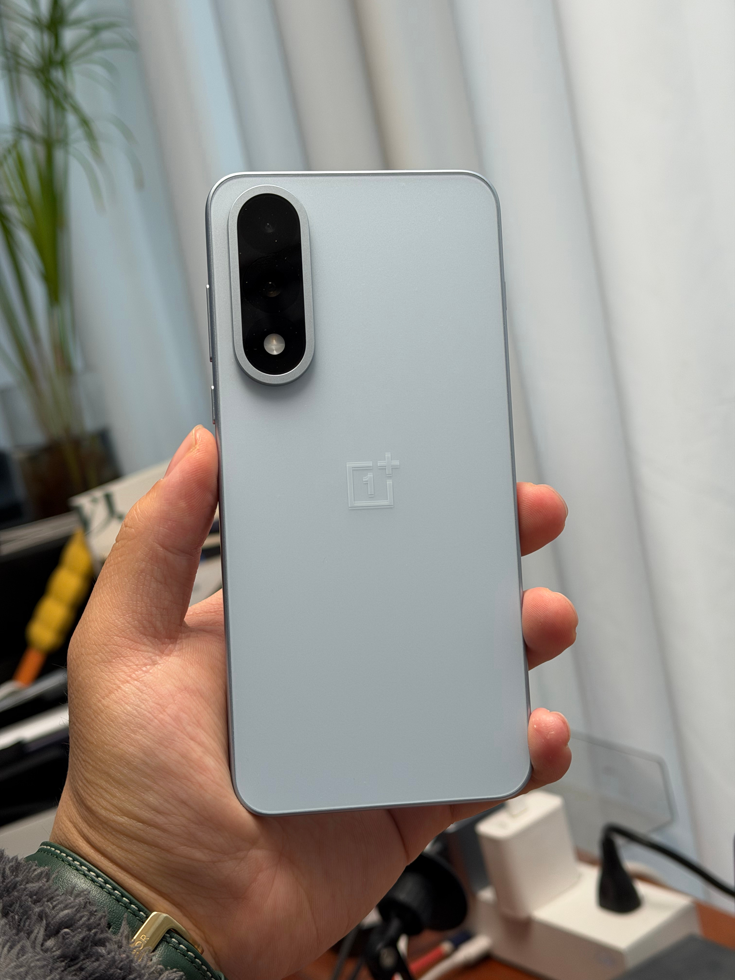 给铁粉抽一台手机，一加 Ace5 至尊版顶配，16+1T，过年回家用这玩游戏爽歪